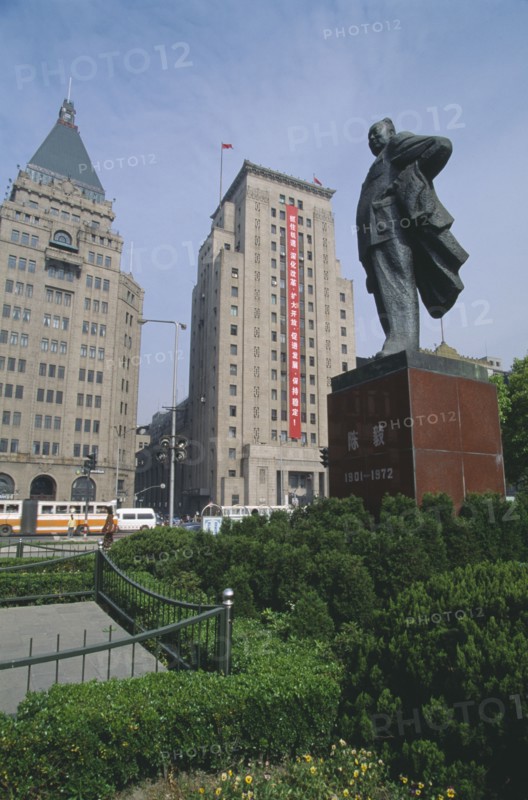 CHINA, Shanghai, Statue of Mao in front of the Peace Hotel and Bank on the Bund.