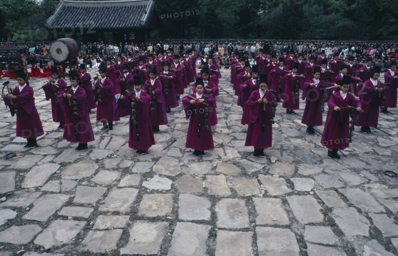 SOUTH KOREA, Seoul, Chong Myo rites at Confucian temple