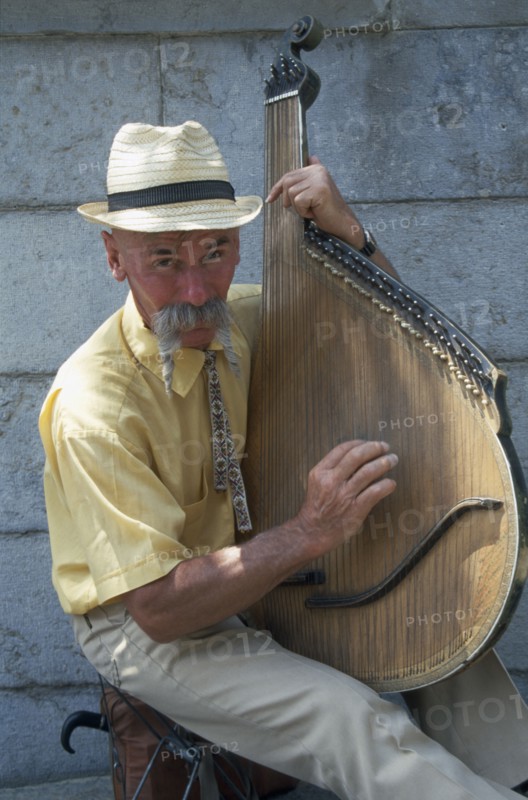 UKRAINE, Yalta, Man playing the bandura.