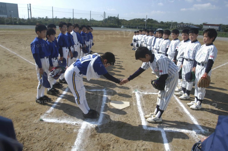 JAPAN, Chiba, Tako, "Toshiki Hagiwara, a 12 year old 6th grader, captain of Toujou Shonen Yakyu Club, shakes hand of Asahi Eagles captain before starting baseball game"