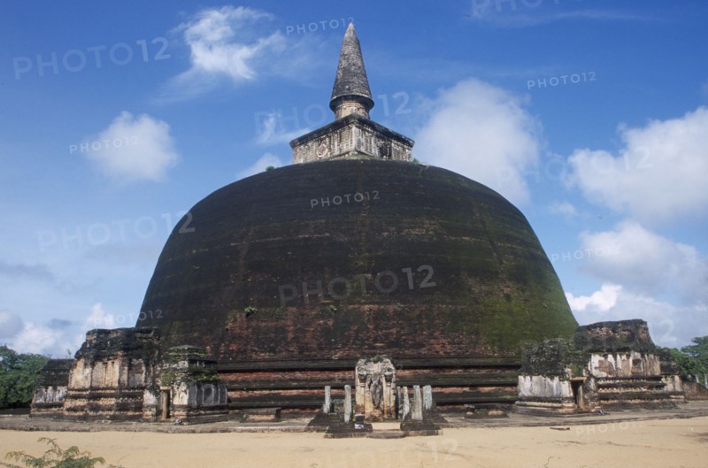 SRI LANKA, Polonnaruwa, Rankot Vahara Dagoba
