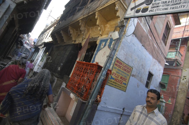 INDIA, Uttar Pradesh, Varanasi , Benali Tole alley near Tulsi Das Ghat