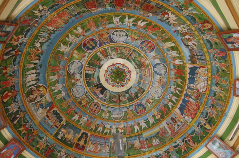 INDIA, Uttar Pradesh, Varanasi, The rotunda dome of Ram Swami Temple decorated with scenes of Hindu Scripture