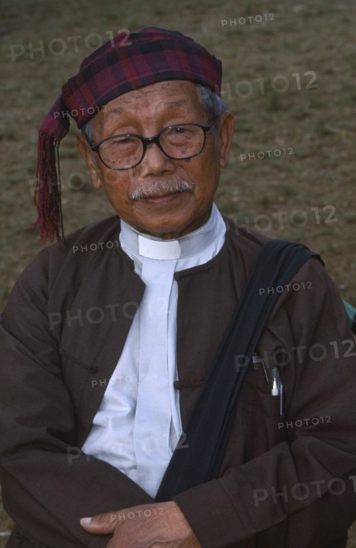 THAILAND, Chiang Mai Province, Samathi Mai, Portrait of a Jinghpaw elder at Manou ceremony