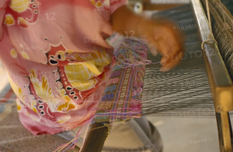 THAILAND, Chiang Mai Province, Mae Ai District, Silk weaving at the weavers group in Bahn Mai Mawk Jahm