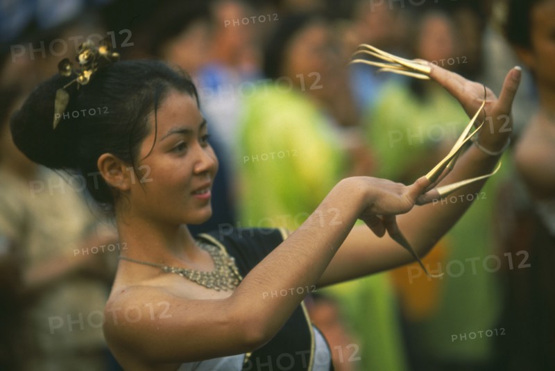 THAILAND, Chiang Mai, Wat Phra Singh, Traditional Thai fingernail dancer performing