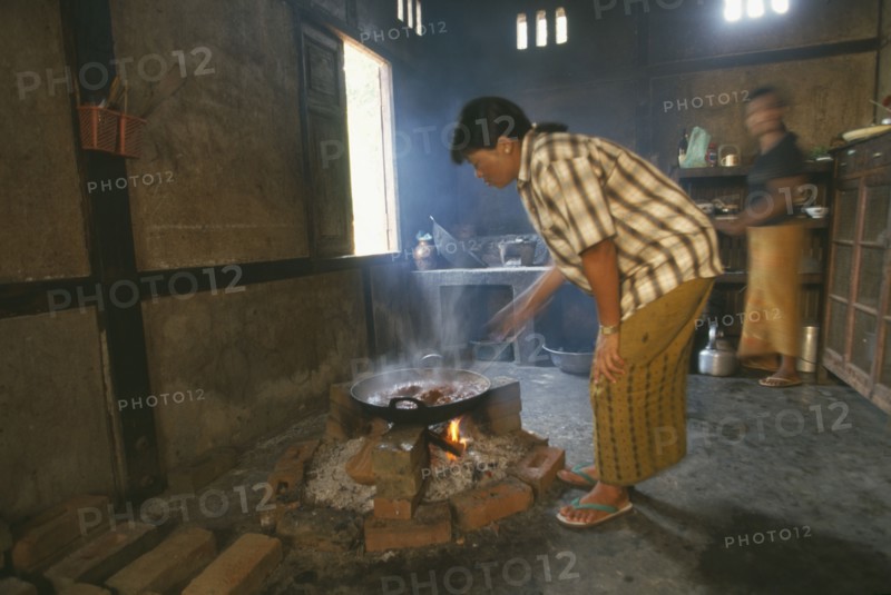 MYANMAR, Kachin State, Myitkyina, Jinghpaw women cooking food for funeral dinner