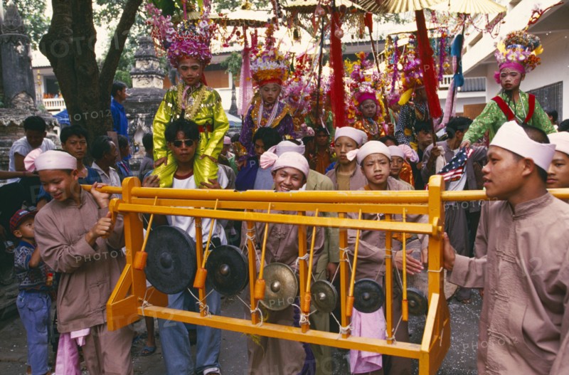THAILAND, Chiang Mai, Shan Poi San Long. Crystal Children ceremony with musicians in Shan costumes playing gongs in parade to Wat Pa Pao