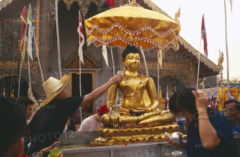 THAILAND, Chiang Mai, Wat Phra Singh, Sihing Buddha statue being bathed with lustral water