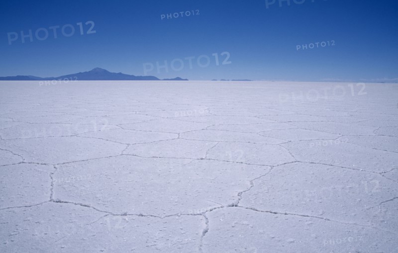 BOLIVIA, Altiplano, Potosi, Salar de Uyuni.  Vast expanse of salt lake.