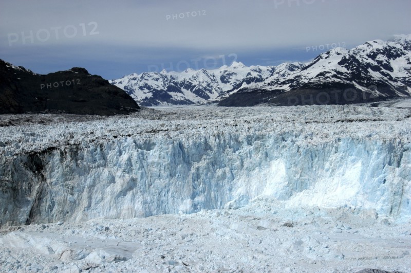 USA, Alaska, Chugach State Park, Columbia Glacier ice cliffs and distant mountain peaks