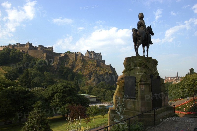SCOTLAND, Lothian, Edinburgh, View over Princes Gardens to Edinburgh Castle on Castle Mount