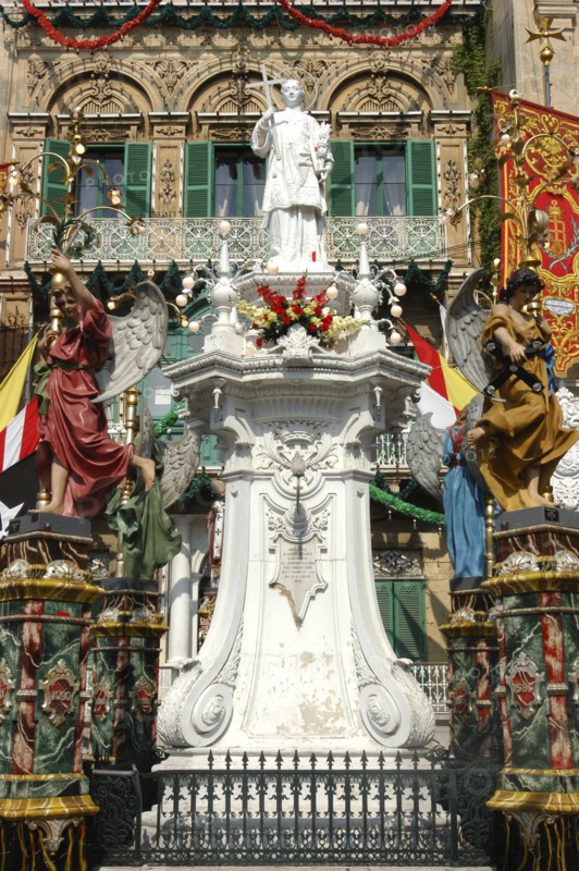 MALTA, Vittoriosa, Decorated statues during the Birgu Feast