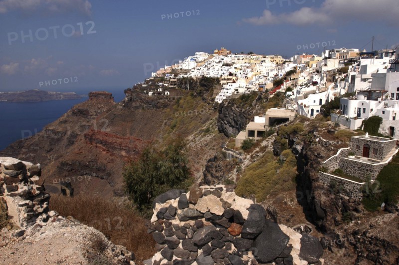 GREECE, Cyclades, Santorini, Town atop rugged coastal cliffs