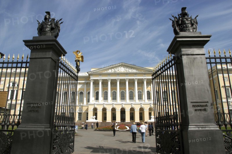 RUSSIA, St Petersburg, Entrance gates to the courtyard of the Mikhailovsky Palace and Russian Museum