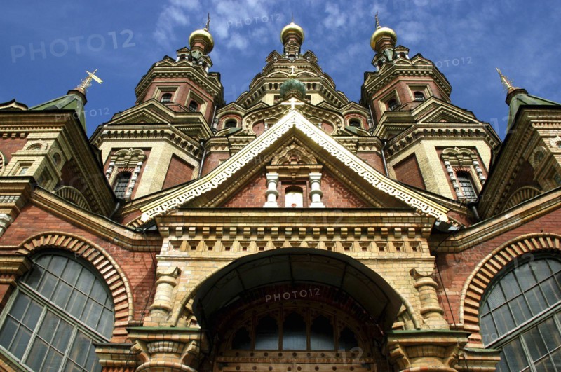 RUSSIA, St Petersburg, Angled view of church entrance and golden onion domes on the rooftops