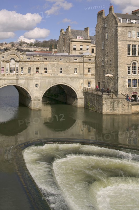 ENGLAND, Bath, View of Pulteney Bridge.
