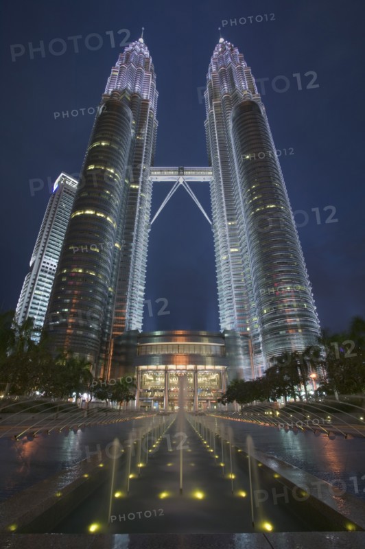 MALAYSIA, Kuala Lumpur, The Petronas Towers illuminated at night