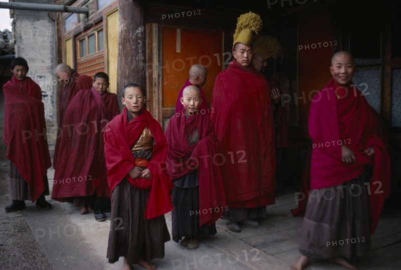 20065927 CHINA Qinghai Province Quezhang Lamasery Yellow Hat Buddhist monks at monastery near Xining.