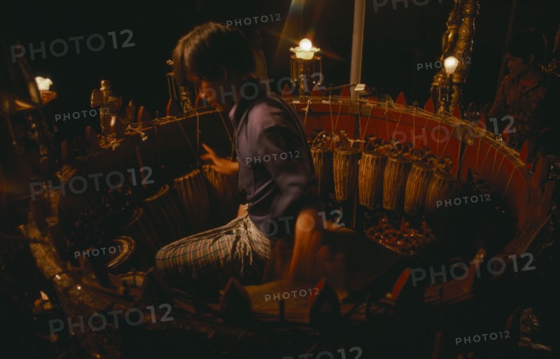 MYANMAR, Music, Musician playing circle of drums. Pat Waing