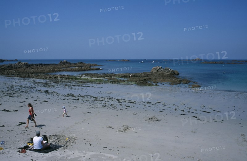 UNITED KINGDOM, Channel Islands, Guernsey, Castel. Cobo Bay. View across beach with families on the sand