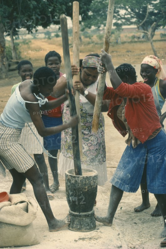 ANGOLA, Work, Village women pounding grain.