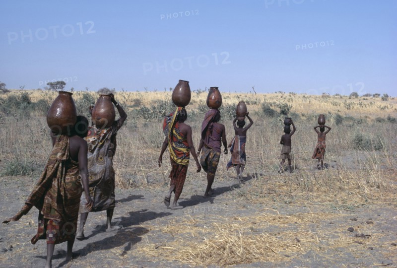 CHAD, Water, Kanimbo women fetching water.