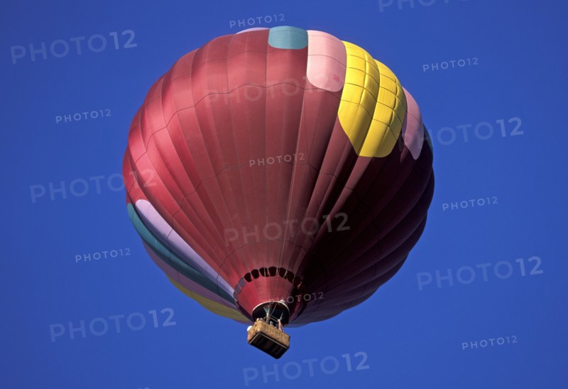 USA, California, Napa Valley, Hot air balloon over the Napa Valley wine-growing region north of San Francisco.