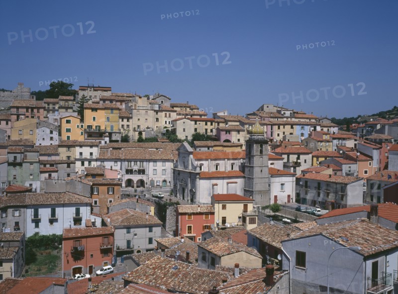 ITALY, Puglia, Miranda, The perched village North of Isernia Town