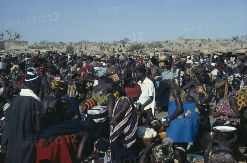 MALI, Bandiagara, Busy market scene with brightly dressed women.