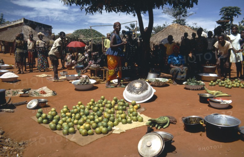 CENTRAL AFRICAN REPUBLIC, Markets, People at market selling fruit and vegtables on the ground with silver containers