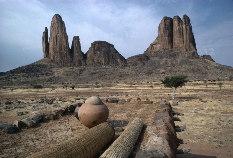 MAURITANIA, Landscape, Arid landscape and rock formations from rooftop of building.
