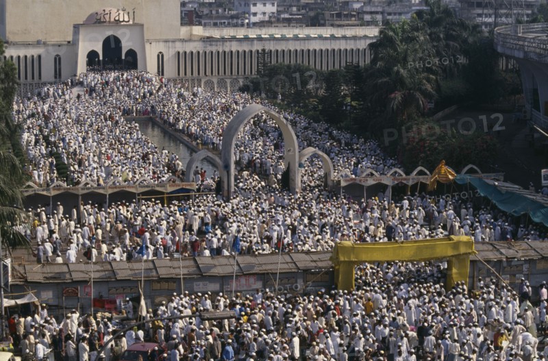 BANGLADESH, Dhaka, Baikal Mukkaram mosque area packed with Moslem devotees during Eid.