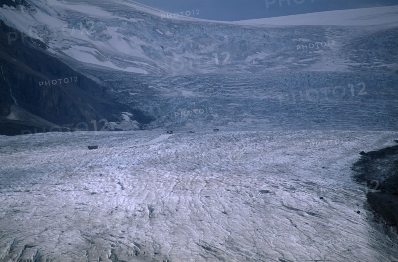 CANADA, Alberta, Jasper National Park, Athabasca glacier and Columbia ice field.