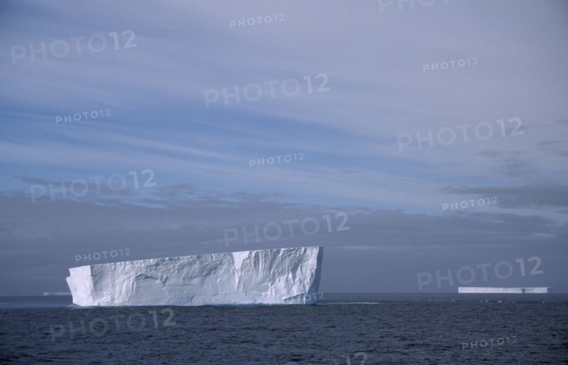 ANTARCTICA, Amundsen Sea, Icebergs on open water