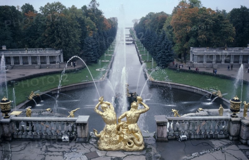 RUSSIA, St Petersburg, Petrodurets Palace. The Great Cascade fountains