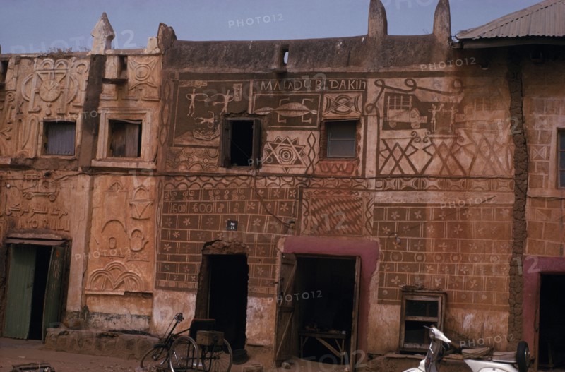 NIGERIA, Zaria, Decorated and painted exterior facade of Hausa building.