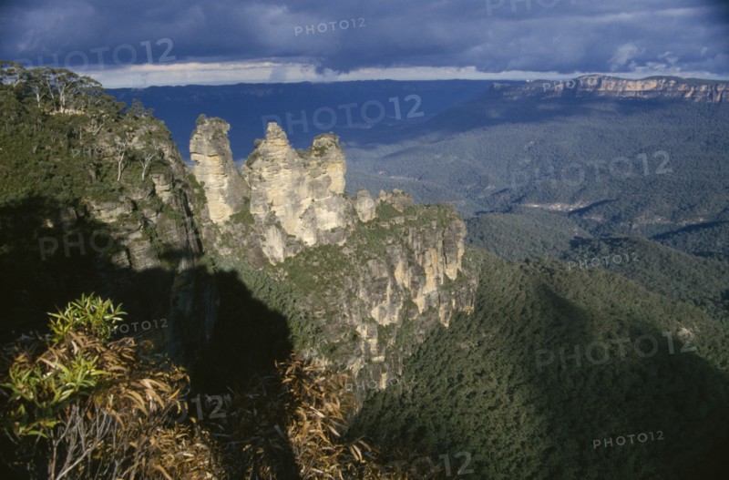 AUSTRALIA, New South Wales, Blue Mountains, "The Three Sisters rock formation, seen from Echo Point"