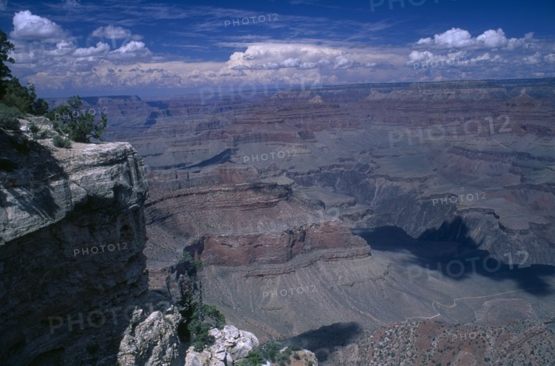 USA, Arizona, Grand Canyon, View over canyon from the south rim.