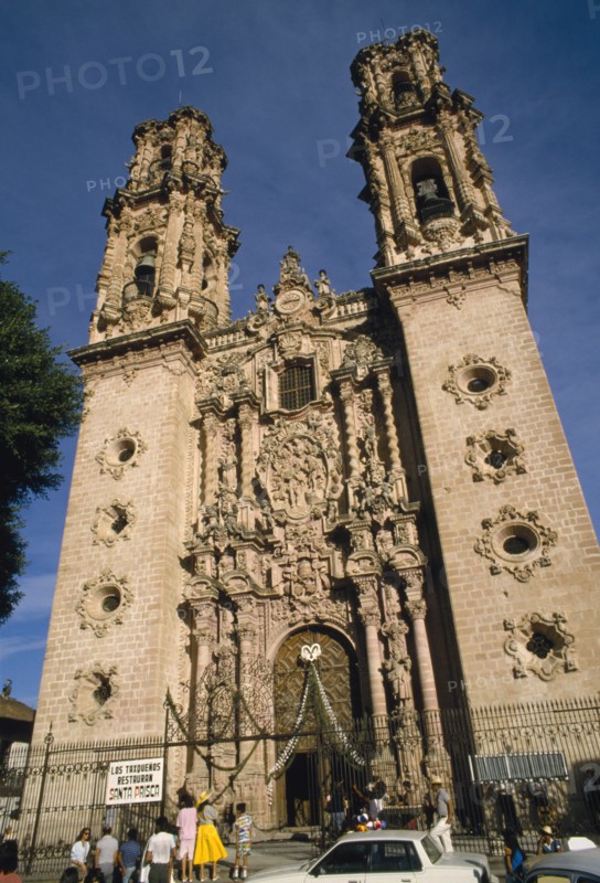 MEXICO, Guerrero, Taxco del Alarcon, Church of San Sebastian and Santa Prisca.