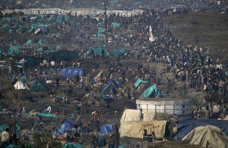 CONGO, Kibumba Camp, Crowds of Rwandese refugees in camp after fleeing genocide and civil war in Rwanda.