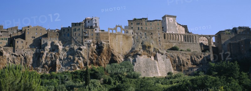 ITALY, Tuscany, Town of Pitigliano, Built on cliffs above Lente Valley with caves made during etruscan era.