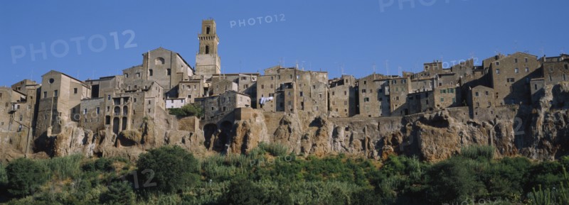 ITALY, Tuscany, Town of Pitigliano, Built on cliffs above Lente Valley with caves made during etruscan era.