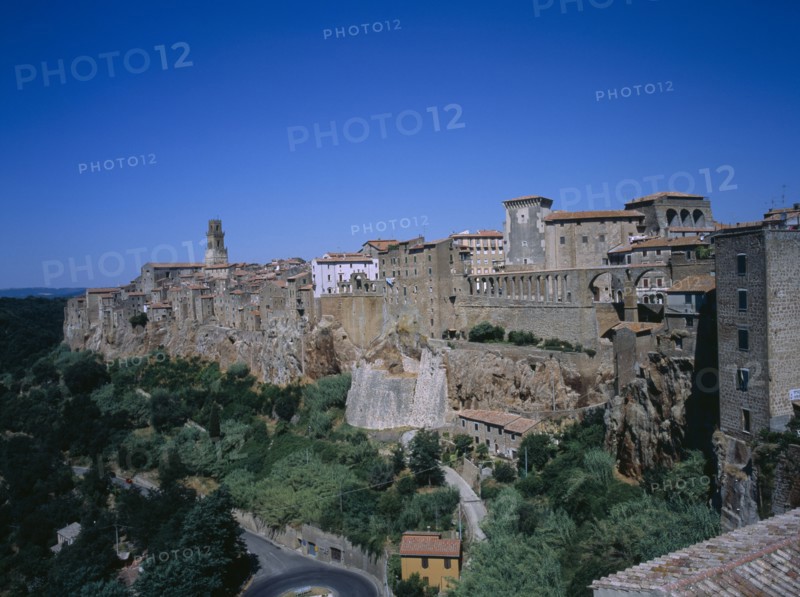 ITALY, Tuscany, Town of Pitigliano, Built on cliffs above Lente Valley with caves made during etruscan era.
