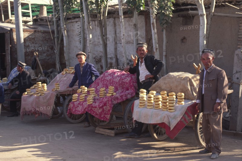 CHINA, Xinjiang Province, Kashgar, Bagel sellers