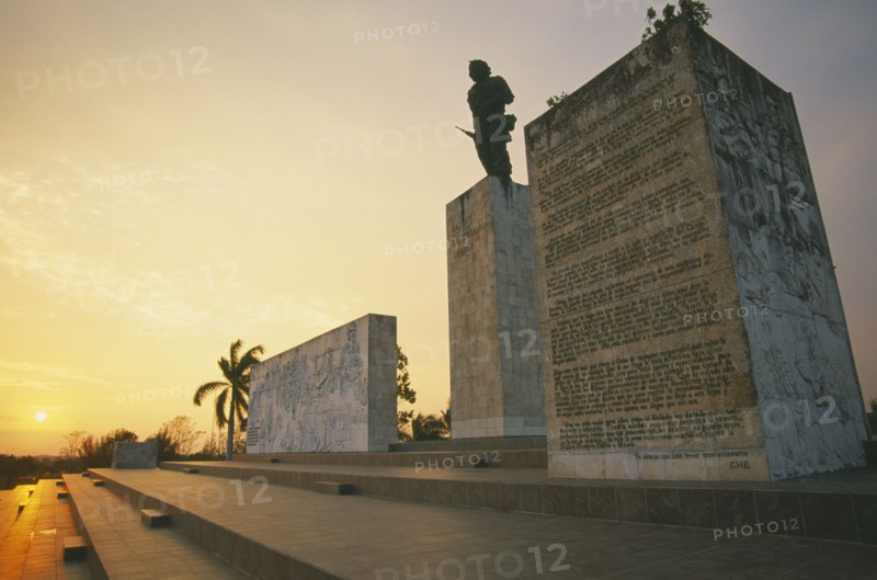 CUBA, Santa Clara, Plaza de la Revolution.  Statue of Che Guevara at sunset.