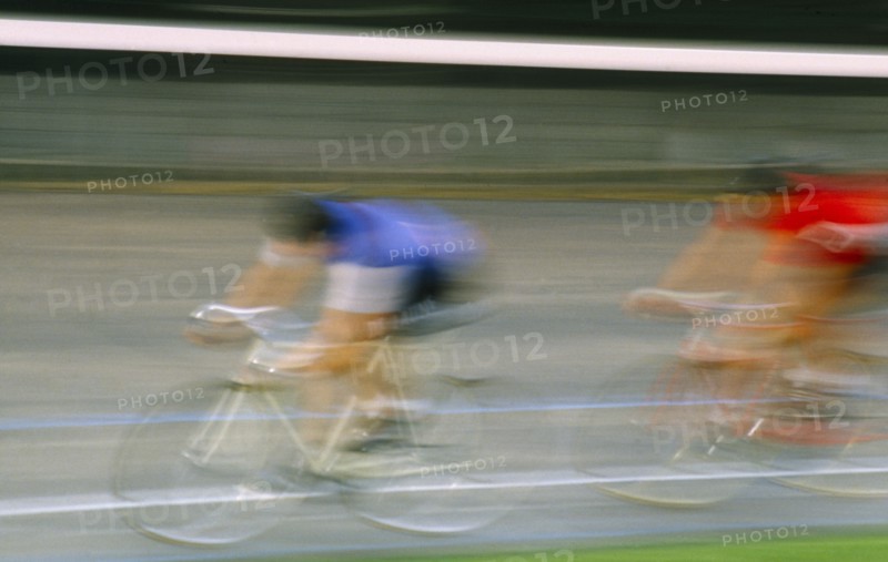 SPORT, Cycling, Men in bike race in motion blur.
