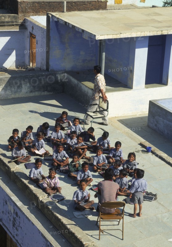 INDIA, Rajastan, Narlei, School children receiving their class on top of a roof.