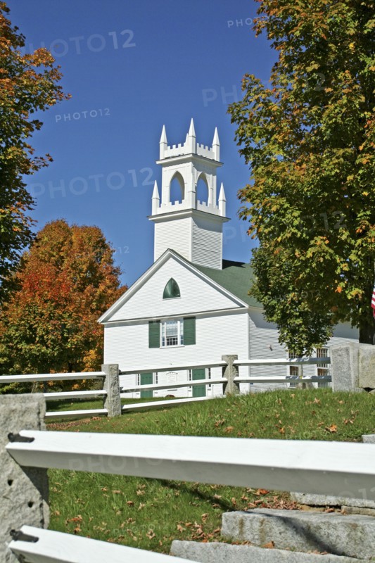 USA, New Hampshire, Autumn foliage, White wooden church and autumnal trees