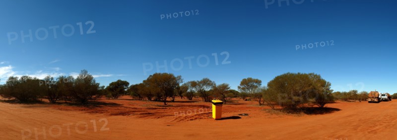 Australia, Western Australia, Red Desert, Panorama - Waste bin in the Vast Red Desert of
